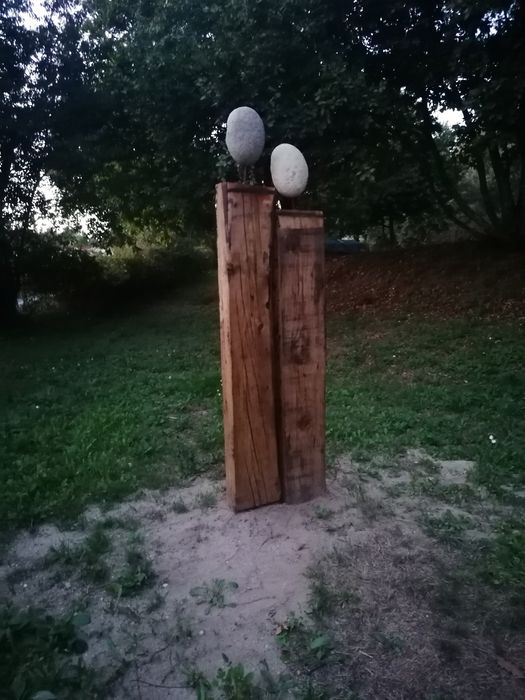 Escultura em madeira e pedra