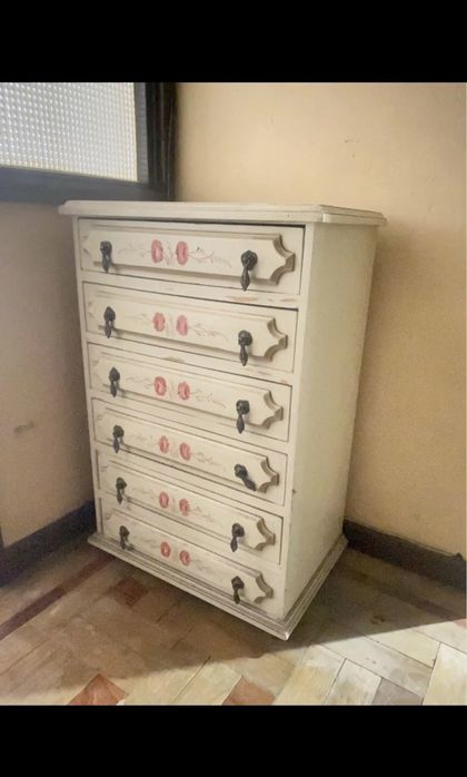Móvel vintage pintado à mão