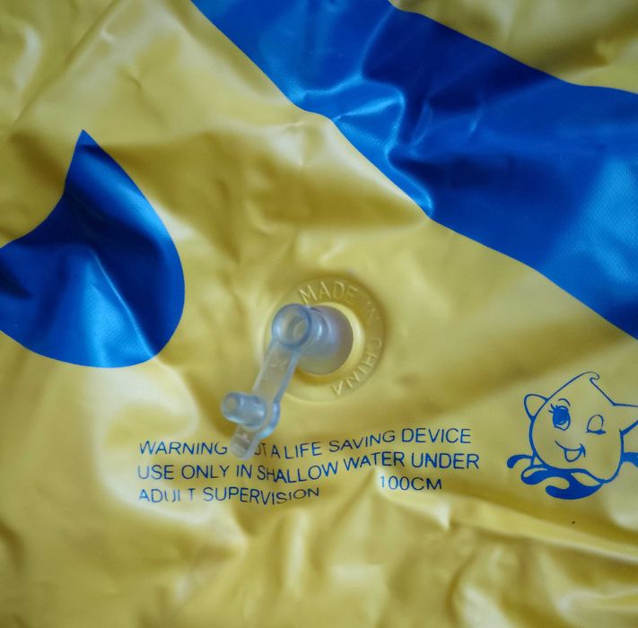 Іграшки для плавання надувні