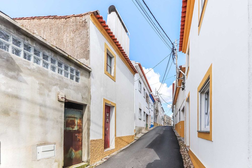Duas casas no Alto Alentejo | 146m² | 49.000€ I Sem espaço exterior | Potencial investimento