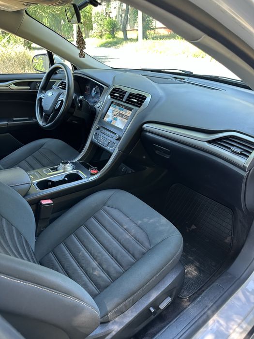 Ford Fusion SE.