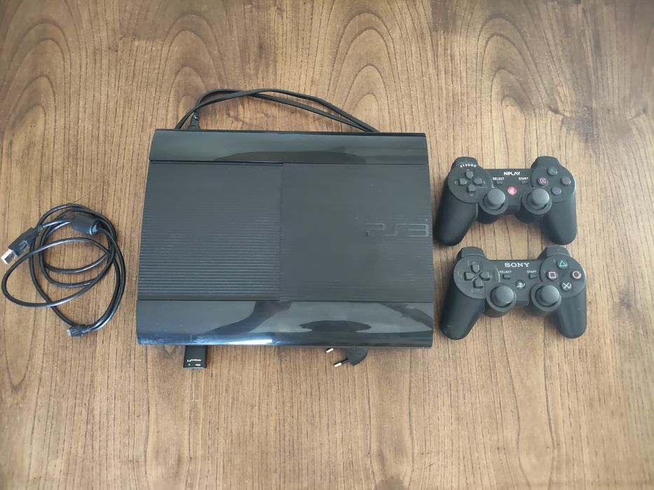 PlayStation 3 Super Slim + 2 Comandos (1 Sony + 1 NPlay) + Cabos