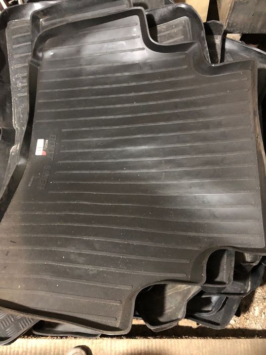 Коврик резино-пластиковый в багажник авто б/у