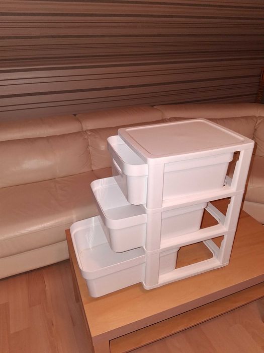 Organizer biały składany na kółkach.