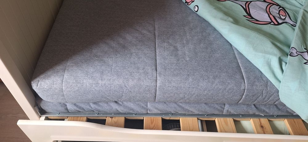 Cama dupla Hemnes Ikea + 2 colchões