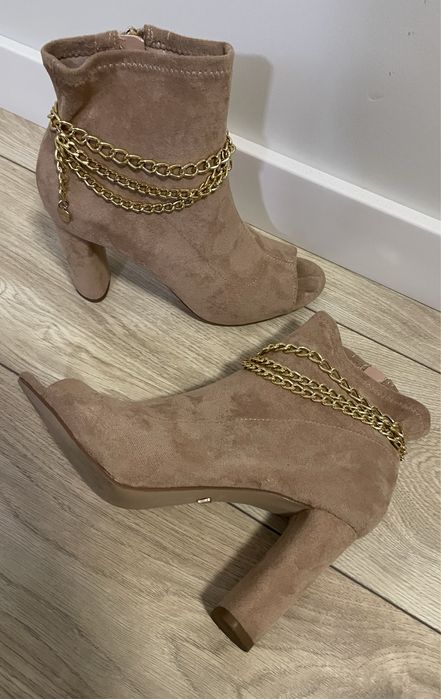 Botki z odkrytymi palcami na słupku z DeeZee