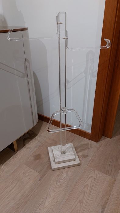 Toalheiro de pé acrílico e mármore