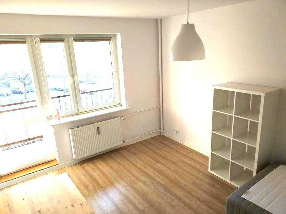 Wynajmę duży 19 m^2 pokój z balkonem - przy PST Słowiańska - Widok 2