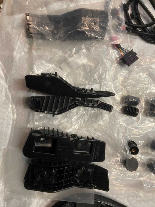 Упор кришки багажника Tesla Model 3 Y 1111425-00-D 6007220-00-B