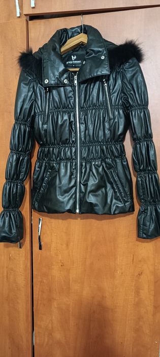 Куртка жіноча з капюшоном.