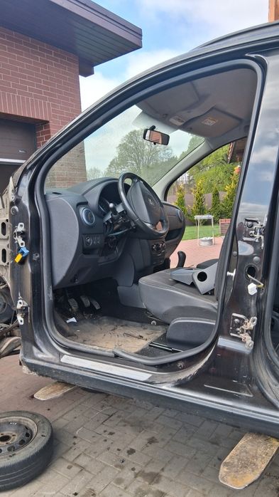 Lewa przednia cwiartka Dacia Lodgy Stepway