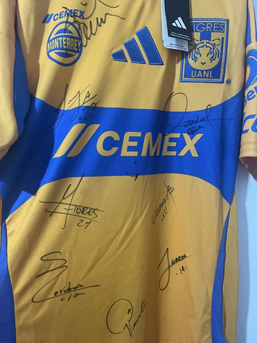 Camisolaautografada tigres méxico