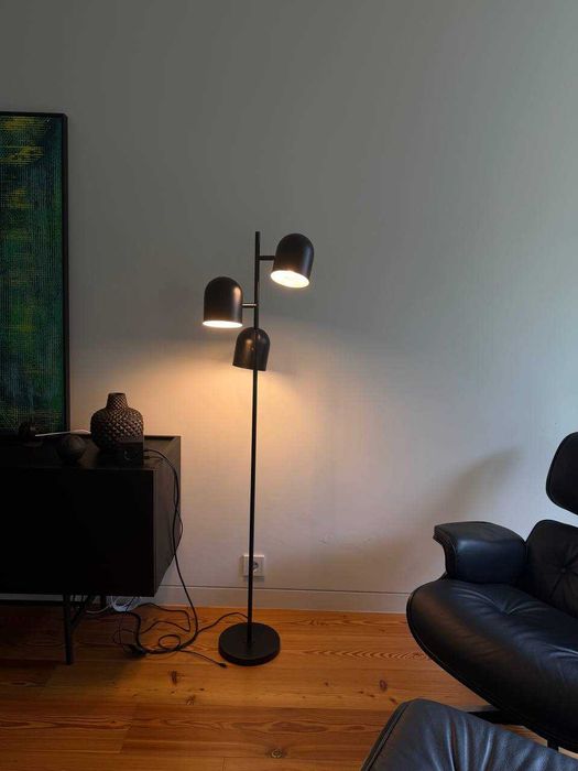 Candeeiro de pe preto 2 focos ajustaveis metal 150cm