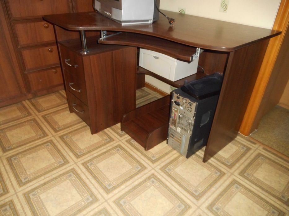 Отличный письменный или  компьютерный стол, сост. нового.,