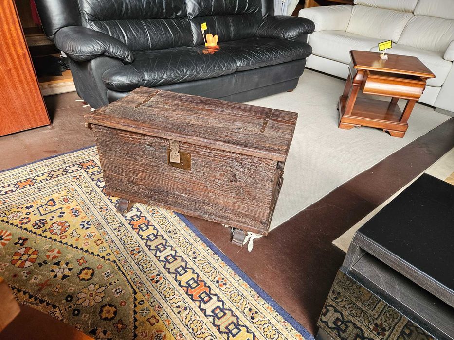 Cómoda / Baú muito antigo - Ideal para decoração - Bom estado geral