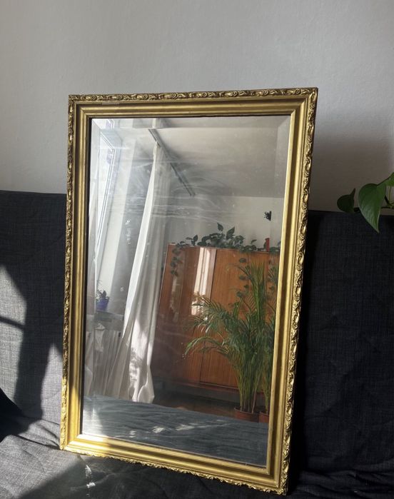 Lustro w drewnianej ramie koloru zlotego
