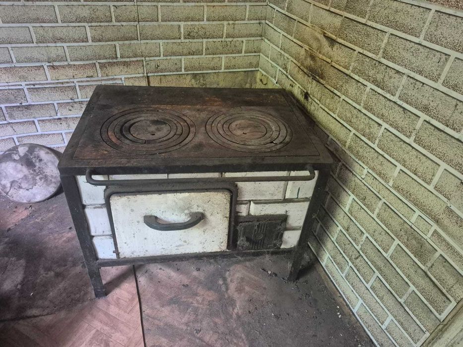 Zabytkowa kuchenka kaflowa