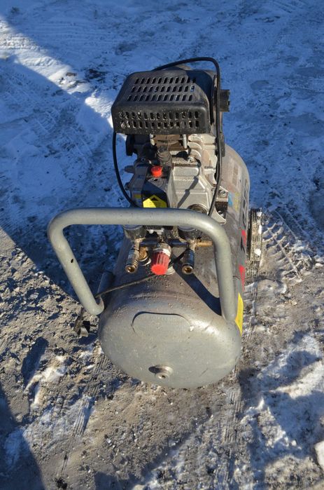 Sprężarka Tagred  50 l uszkodzona.