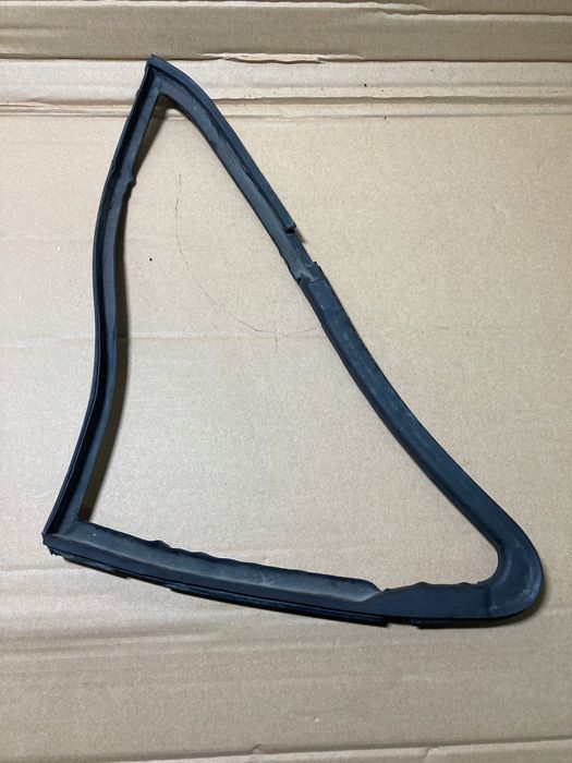 uszczelka szyby trójkątnej drzwi fiat 126p lewa - 46576238