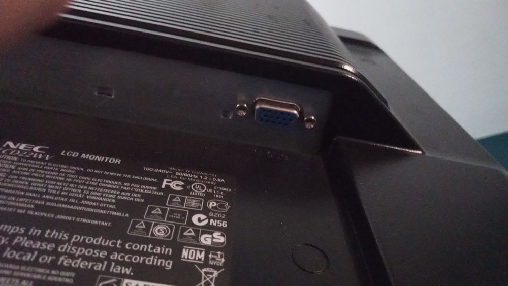 2 monitory 1 240v 50-60 HZ 2 240v 50-60 HZ