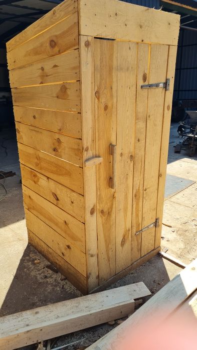 Туалет вуличний деревяний