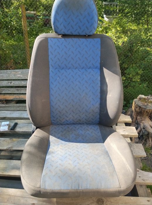 Сидіння для авто.