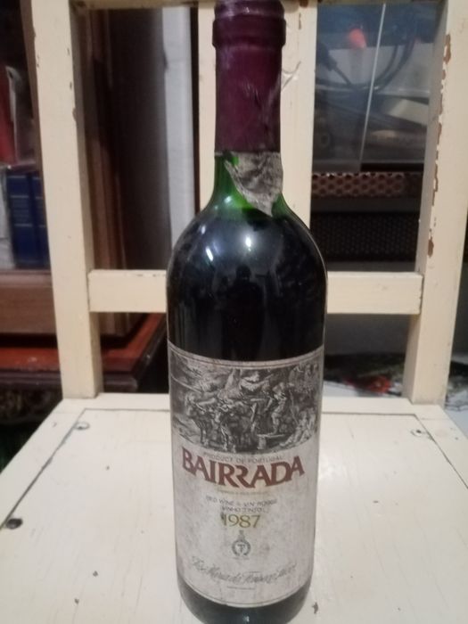 Garrafas antigas cerveja e vinho