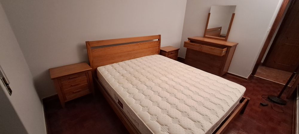 Cama de quarto casal em pinho macico