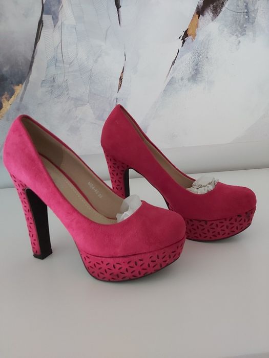 Sapatos de festa em camurça sintética. Compensados. Cor fuschia