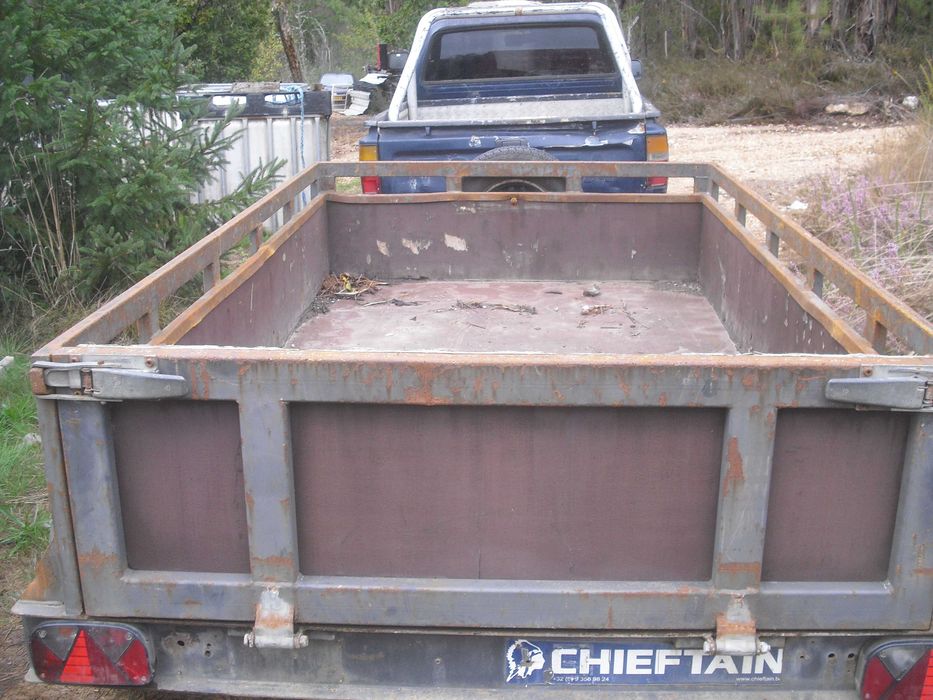 Reboque/atrelado marca GTF de 2000kg com documentos em ordem com iva