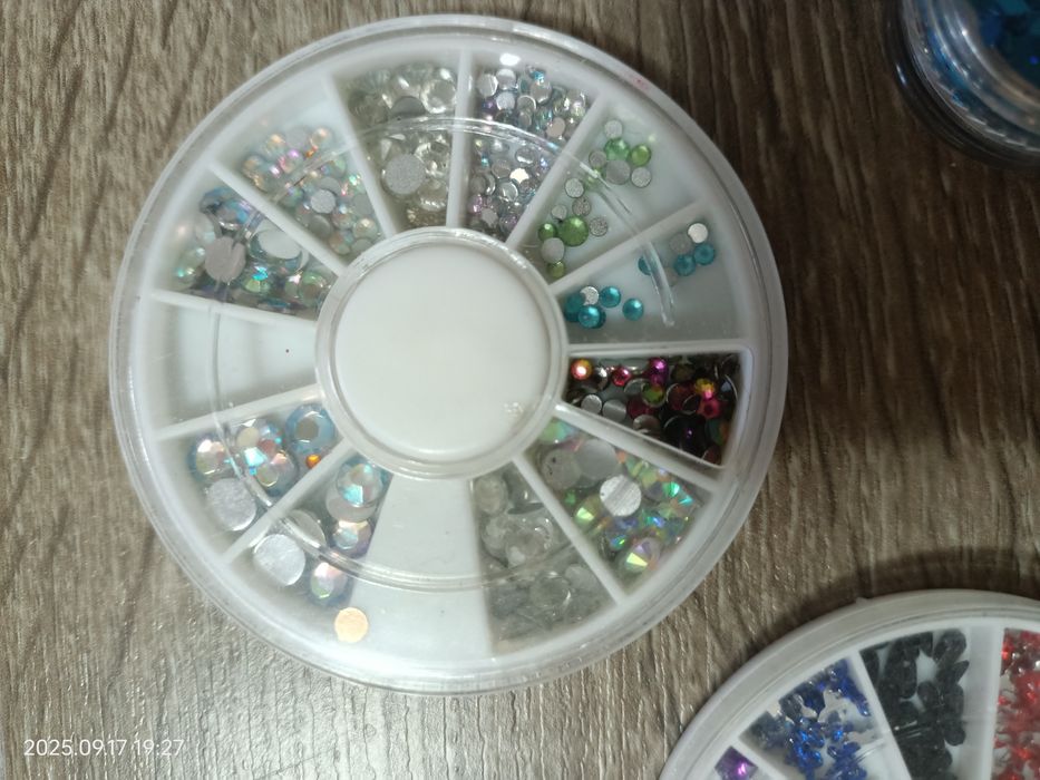 Стрази, глітер, гель -лак, фольга