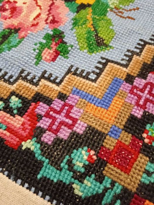 Унікальна вишивка хрестиком на полотні  антікваріат