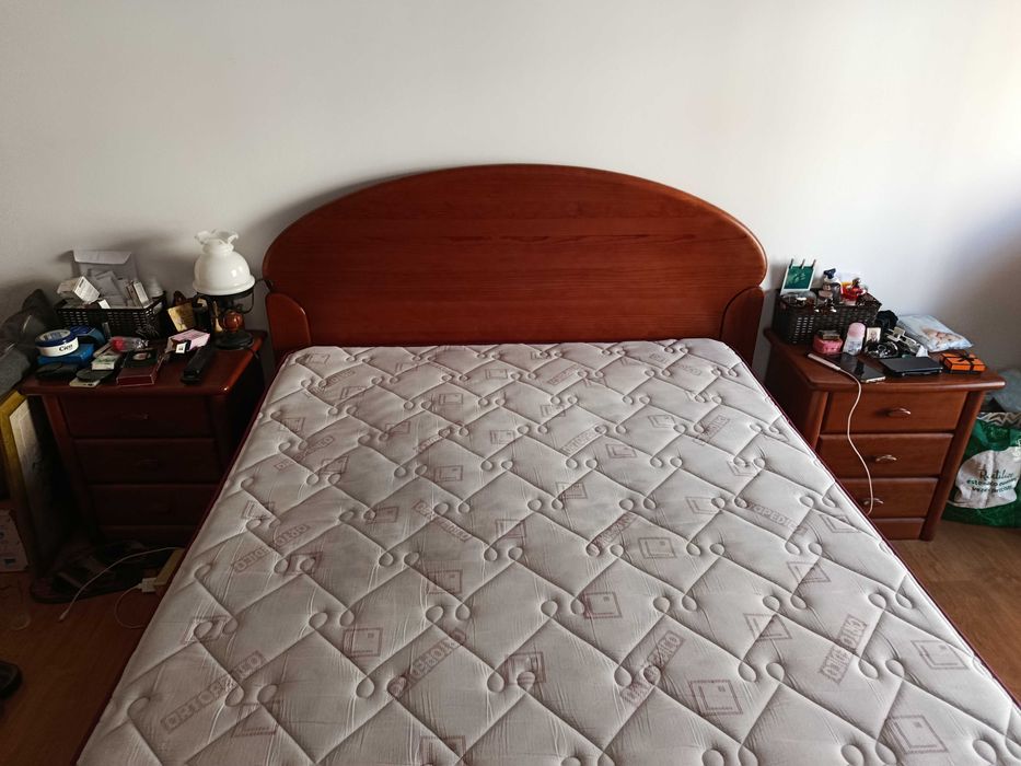 Cama de casal em pinho mel