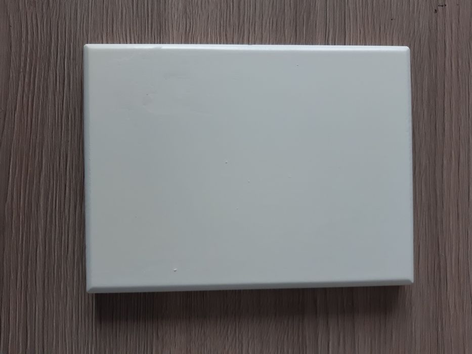 Biała podstawka z drzewa malowana 20x15