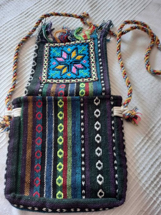 Bolsa artesanal, bordada
