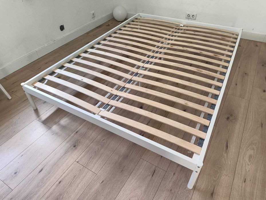 Cama metálica branca com 140cmx200cm + estrados