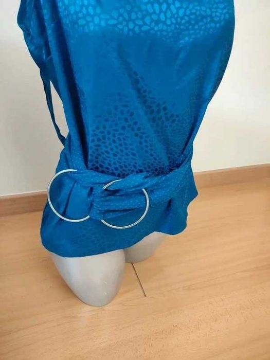 Blusa da SHEIN, S (36), é uma peça casual e elegante que se destaca pela sua textura e brilho