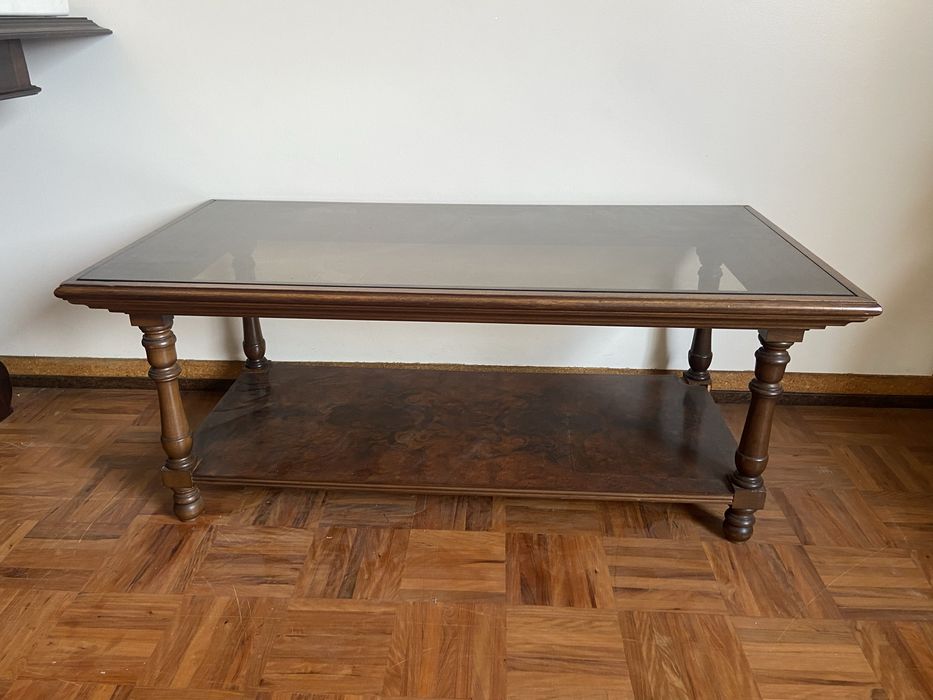 Mesa de centro em madeira com tampo em vidro - usado