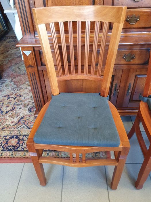 Cztery drewniane krzesła