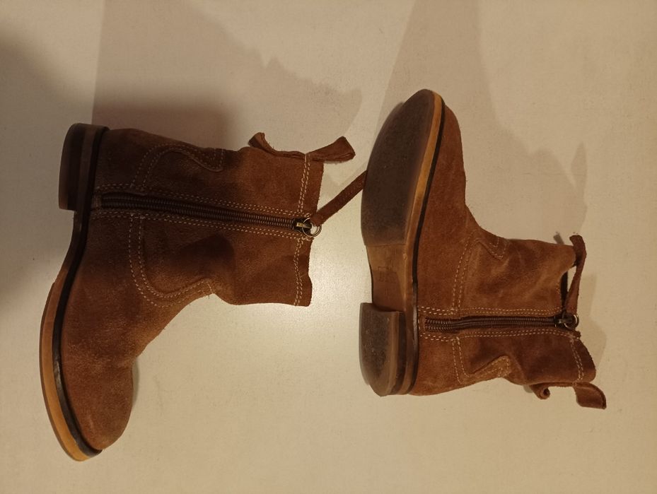 Botas de pele para criança,em castanho,de marca Zara, tamanho 28,botas praticamente novas.