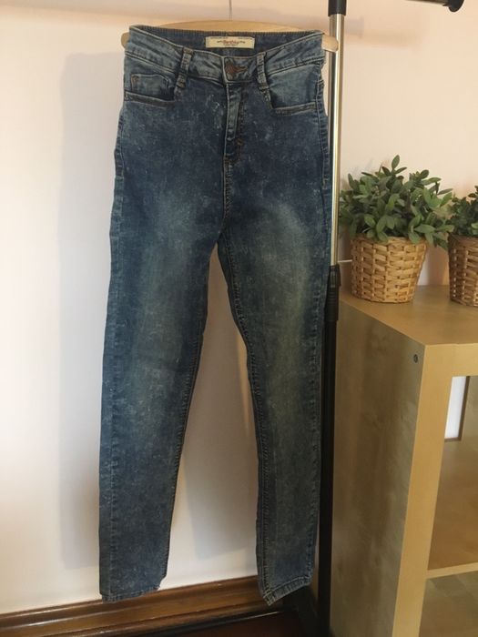 Jeansy Bershka.
