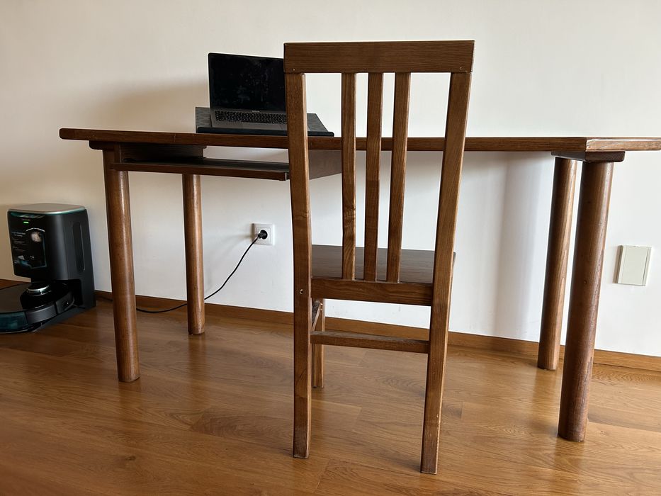 Mesa de escritório com cadeira em madeira