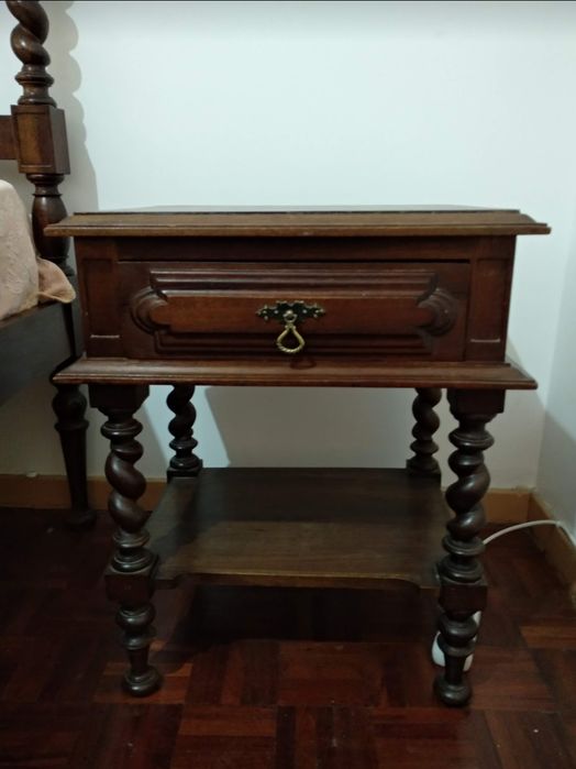 Mobília de Quarto (cama, roupeiro, cadeiras e mesas de cabeceira)