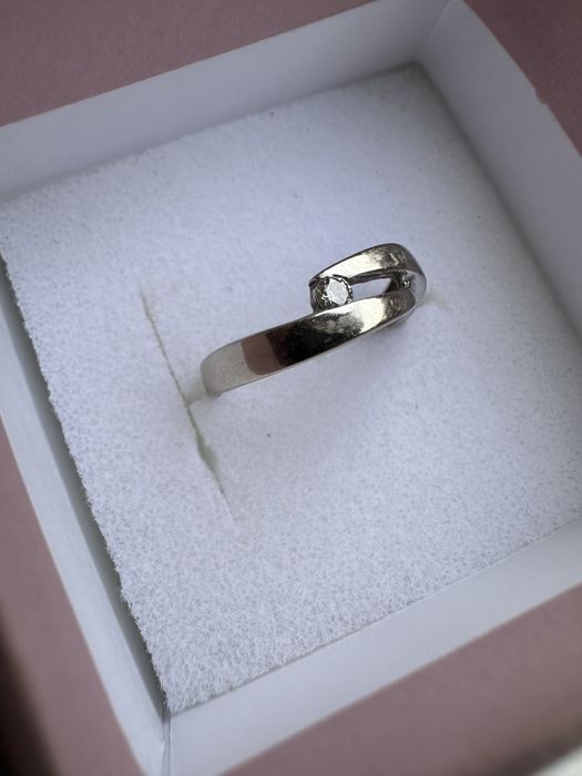 Pierścionek białe złoto z diamentem