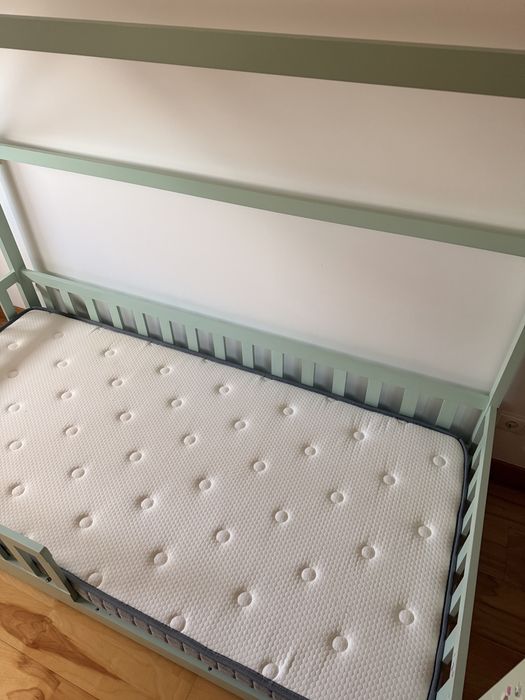 Cama de crianca raramente usada