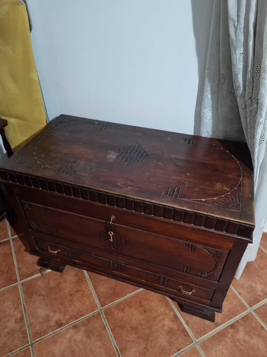 Vendo quadros antigos.