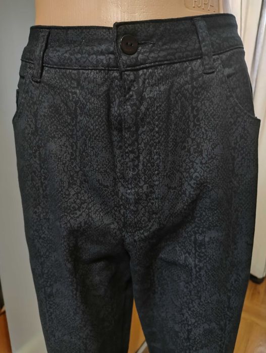 Джинсы бананы, стрейч, принт рептилия, размер 46/30