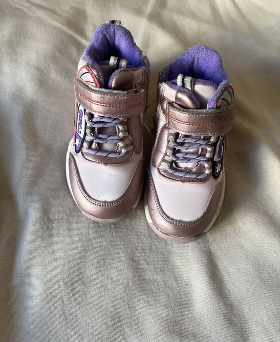 Високі кросівки, дуже теплі і зручні, 27 розмір. Зламалась собачка