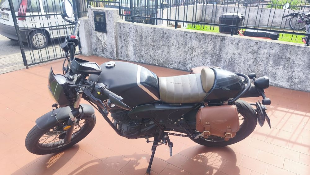 Um renegade scambler x cafe 125cc