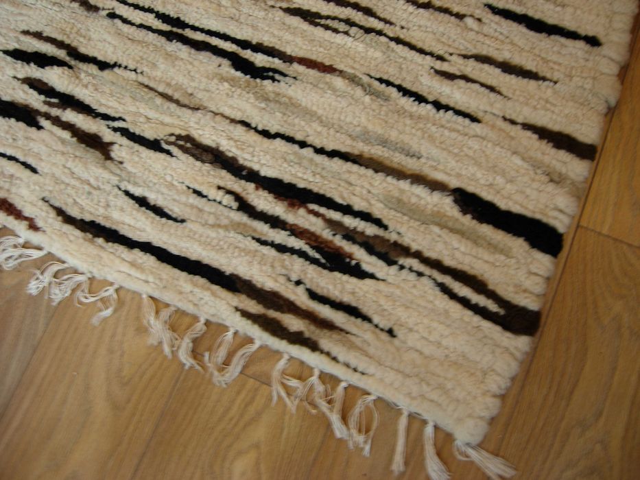 FUTRZAK- NARZUTA ze skór baranich.